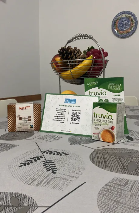 Detalle de bienvenida con productos Truvía y Azucarera en un alojamiento rural