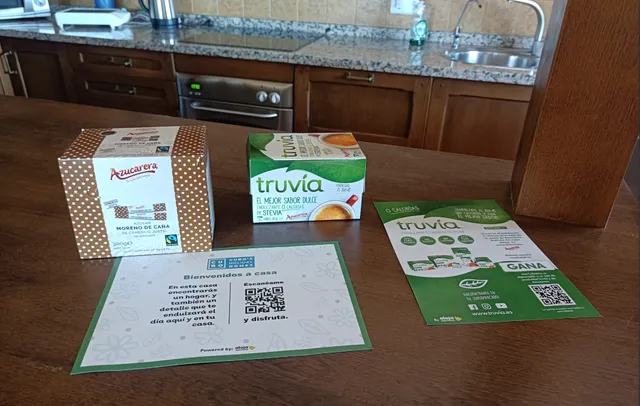 Detalle de bienvenida con productos Truvía y Azucarera en un alojamiento rural