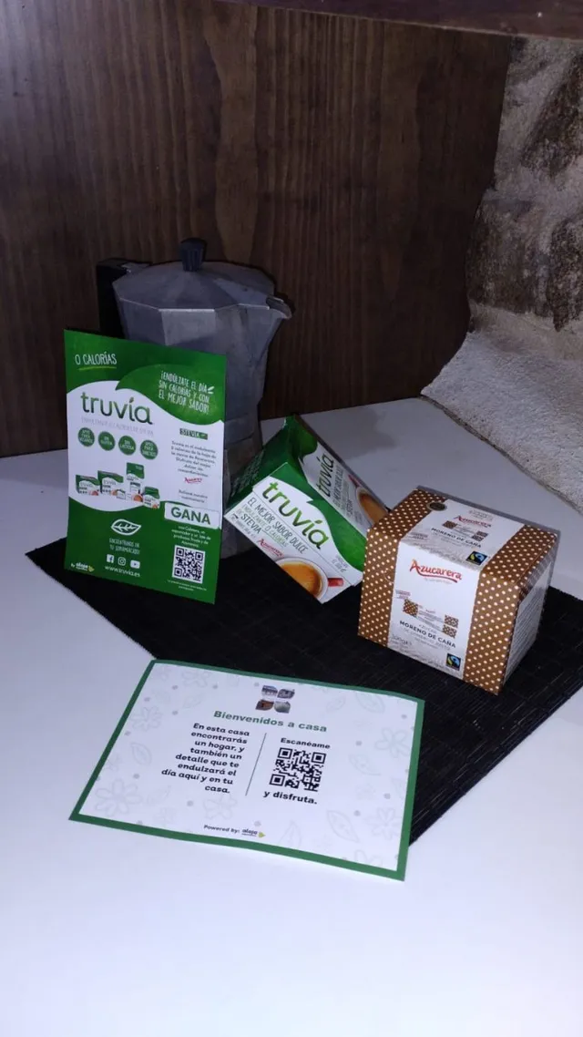 Detalle de bienvenida con productos Truvía y Azucarera en un alojamiento rural