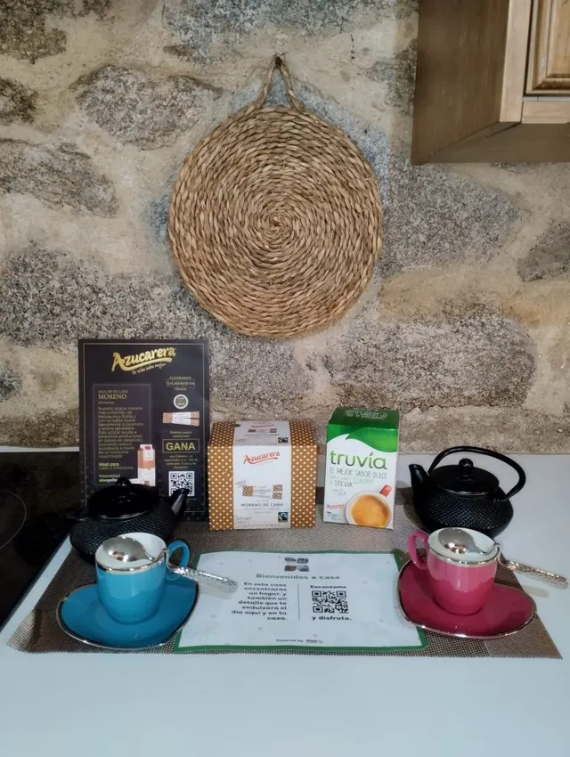 Detalle de bienvenida con productos Truvía y Azucarera en un alojamiento rural