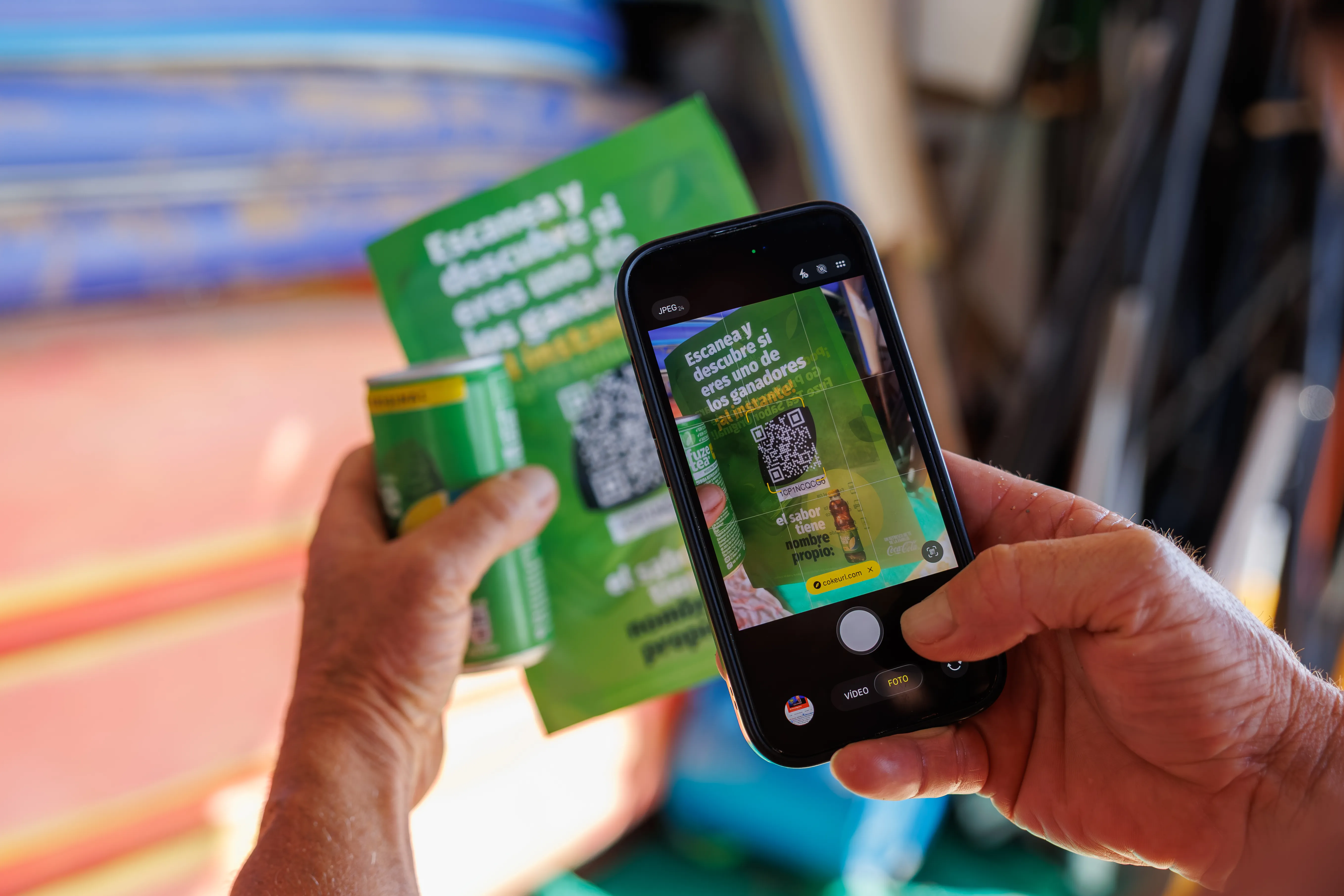 Persona escaneando con el móvil el código QR de una promoción de Fuze Tea