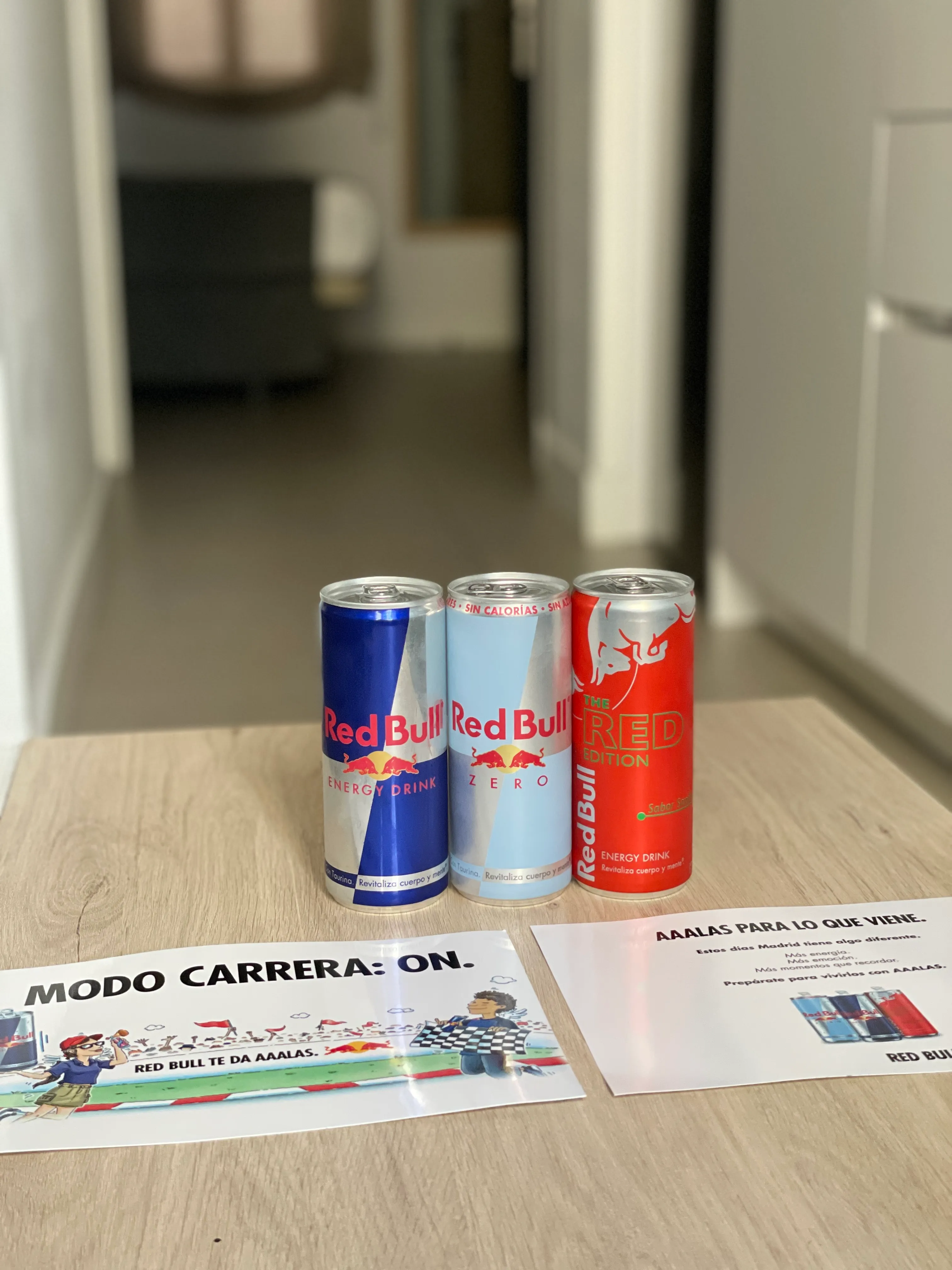 Tres latas de Red Bull sobre la mesa de un apartamento turístico