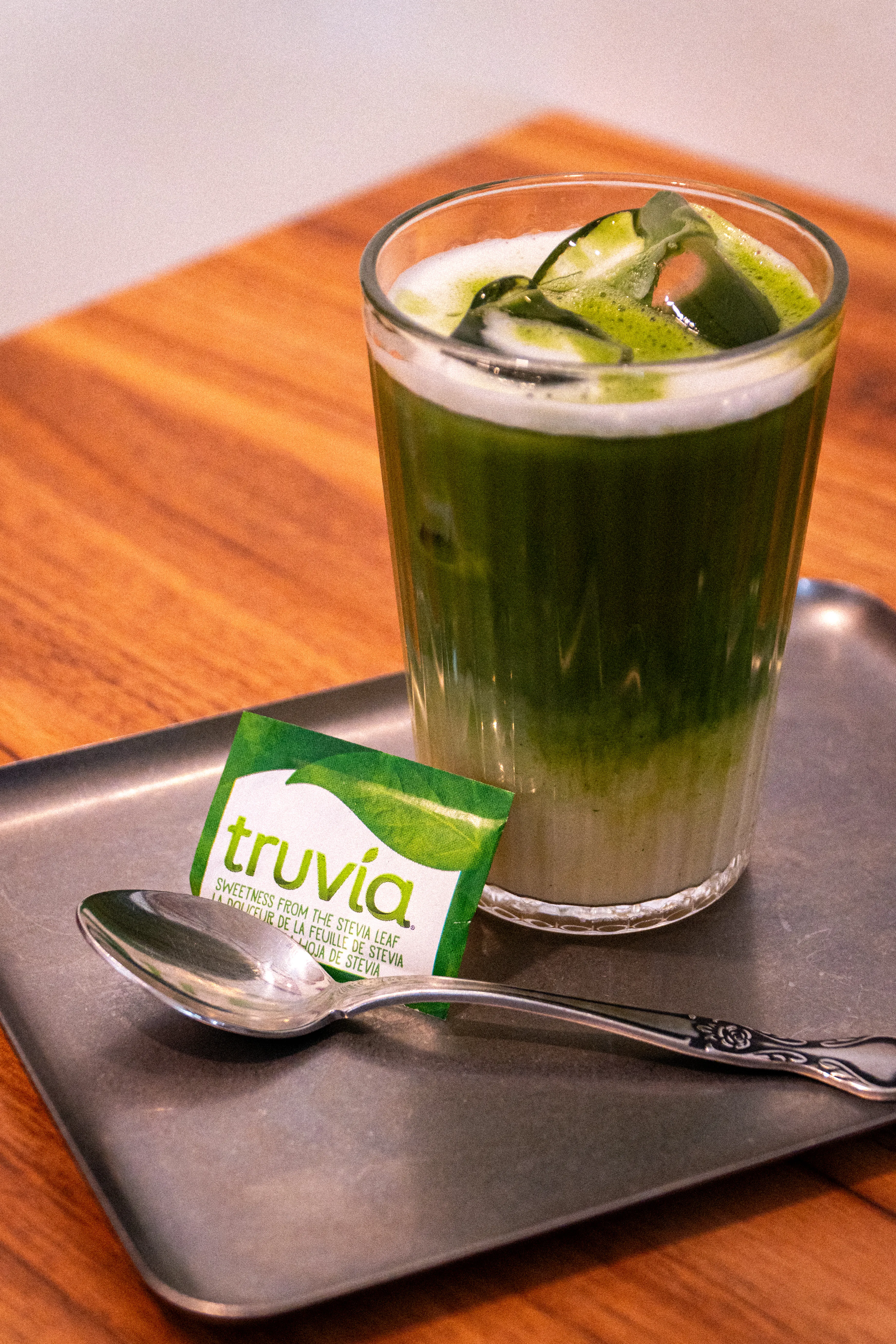 Sobre de Truvía junto a un matcha helado servido en vaso
